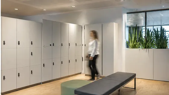 Staff lockers — smart lockers in a modern Dutch workplace, 2026 guide